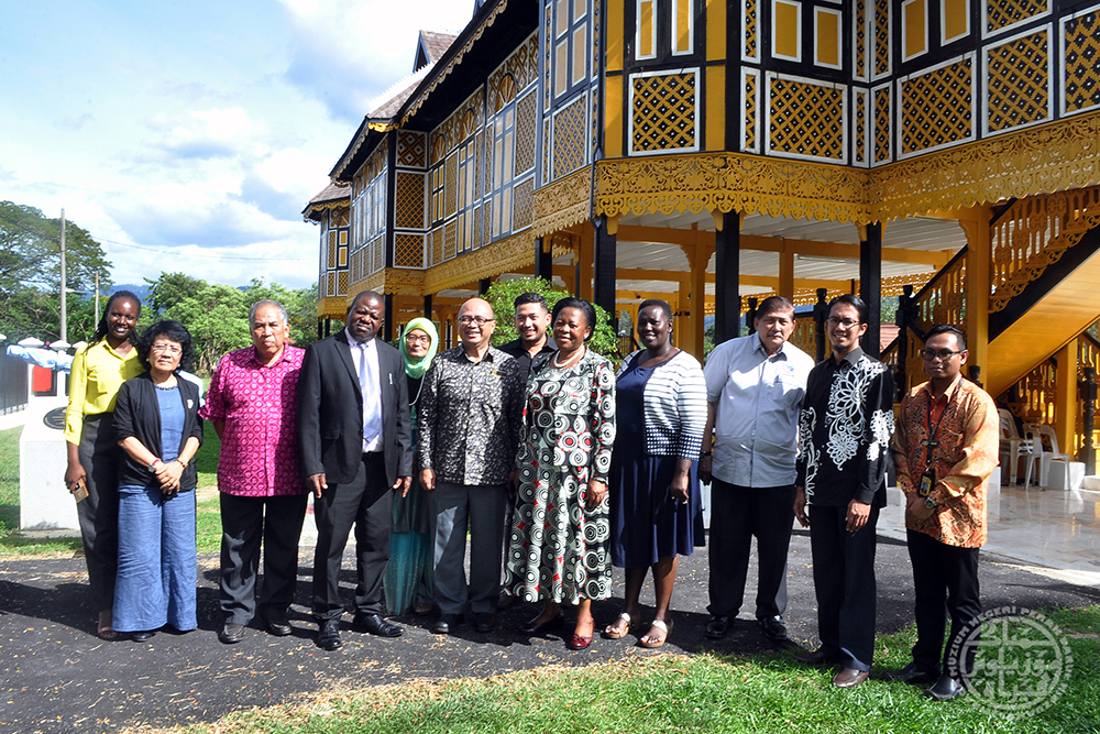 Lawatan Duta Besar Uganda ke Malaysia bersama YDP Majlis Perbandaran Kuala Kangsar bersama rombongan ke Galeri Sultan Azlan Shah dan Muzium Diraja Kuala Kangsar