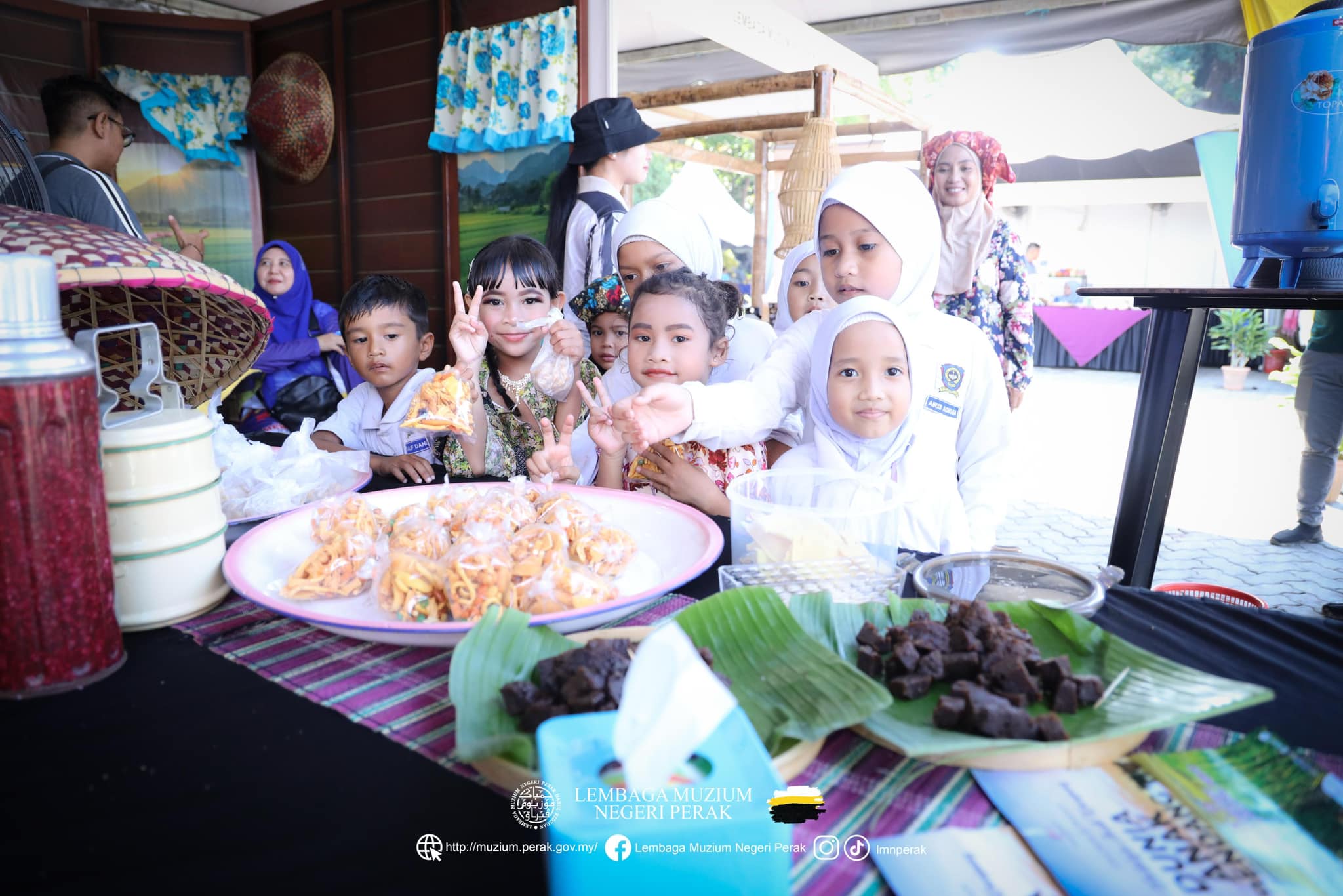 Sorotan gambar pengunjung yang melawat reruai pameran Lembaga Muzium Negeri Perak di Program Citra Nusa @ Muzium Nostalgia Anak Kampung Dunia Anak Bendang di Muzium Kota Kayang, Perlis. 